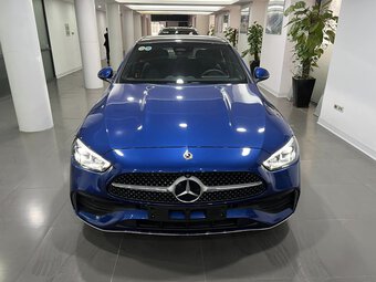 Chiếc Mercedes-Benz C 300 nhập khẩu này mất giá 25 triệu đồng/km lăn bánh: Màu sơn hiếm, có trang bị hơn xe chính hãng