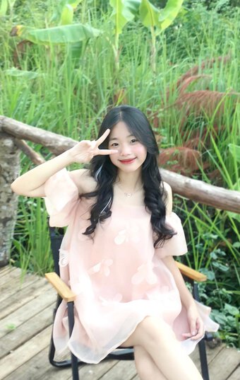 Nữ sinh Bình Thuận xinh như công chúa trong bộ trang phục "lạ"