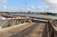 Nam Định: Tàu hàng va vào cầu phao, một người rơi xuống sông mất tích