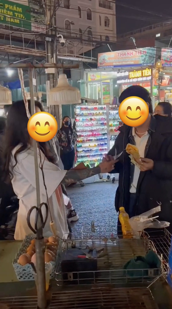 Cô gái trẻ bán bánh tráng nướng ở Đà Lạt giá 100k/chiếc khiến dân tình phẫn nộ: Sự thật là gì?
