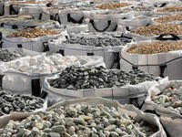 Giữ 53 tấn nickel cho đối tác, sàn giao dịch kim loại lớn nhất thế giới ‘té ngửa’ phát hiện các bao đựng toàn đá