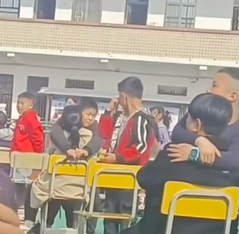 Trường tổ chức ngoại khóa, cậu bé khóc khi không có bố mẹ bên cạnh