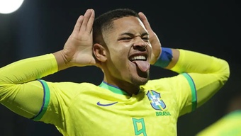 Thần đồng Brazil báo tin mừng cho Man Utd