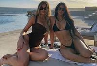 Kim Kardashian bị soi tư thế nhạy cảm khi cùng em gái Khloe tận hưởng kỳ nghỉ ở Los Cabos