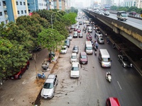 Đỗ xe ở lòng đường Hà Nội, tài xế xếp hàng dài chờ bị xử phạt