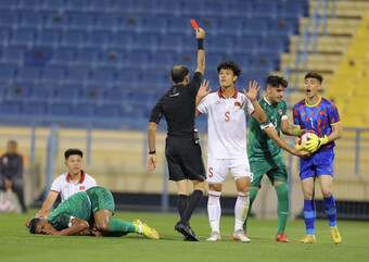 Trọng tài rút nhầm thẻ đỏ khiến cầu thủ U23 Việt Nam ngỡ ngàng