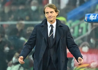 Bị chỉ trích vì vẫn chọn những cầu thủ như Jorginho, Mancini lên tiếng