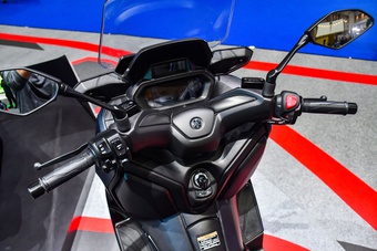 Yamaha XMAX 300 2023 có 2 màn hình như ôtô, động cơ tiết kiệm hơn