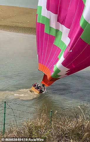 Khinh khí cầu bỗng dưng lao xuống hồ từ độ cao 21 mét do gặp sự cố khiến nhiều du khách hoảng loạn