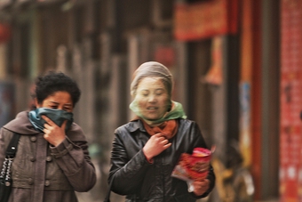 Bão cát vàng tấn công Trung Quốc: Người dân xoay sở đủ cách nhưng vẫn bị cát bám dính lên mặt
