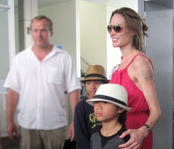 Mẹ ruột bỏ rơi Pax Thiên vì sợ con bị HIV, hay tin khỏe mạnh liền đòi lại, tống tiền Angelina Jolie?