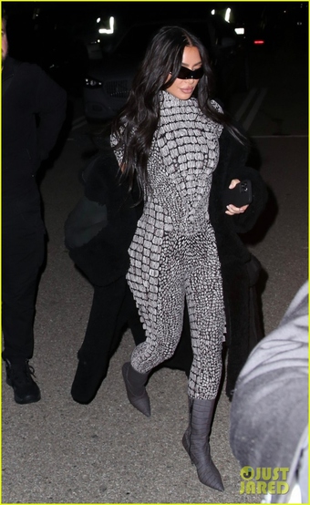 Kim Kardashian diện catsuit lấp lánh, khoe body nóng bỏng tại sự kiện