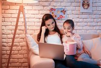 Từ câu chuyện bé gái 7 tuổi đẩy em nhỏ xuống giếng vì bắt chước TV, cha mẹ cần làm gì để bảo vệ con khỏi nội dung độc hại trên mạng?