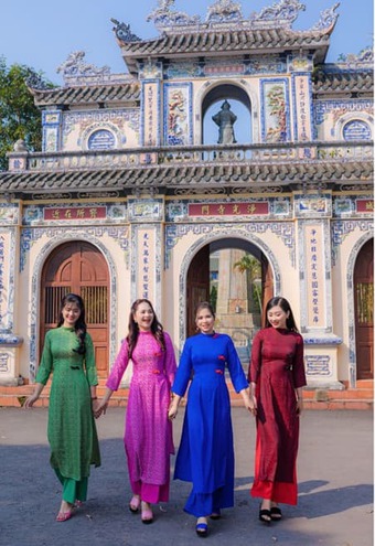 Chị Trang Lê và khát khao lan tỏa vẻ đẹp áo dài Việt ra thế giới