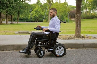 Phát minh của Australia giúp xe lăn gắn động cơ có thể tự lái