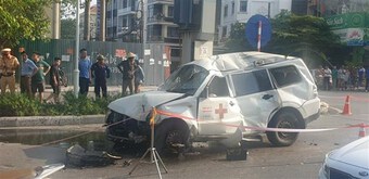 Quảng Ninh: Xe y tế đâm vào trụ điện, tài xế tử vong tại chỗ