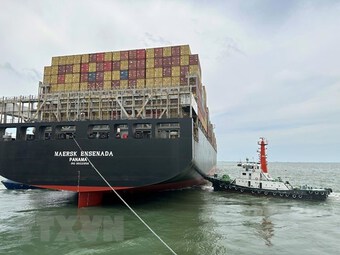 Bà Rịa-Vũng Tàu: Kịp thời cứu kéo siêu tàu container bị mắc cạn