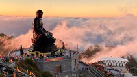 Ngàn hoa đăng thắp sáng đỉnh thiêng Fansipan trong lễ Phật đản 2023