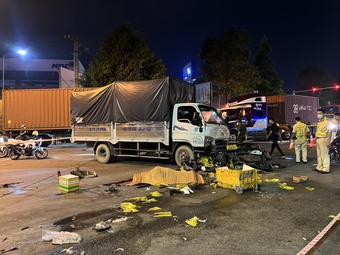 Ô tô tải tông hàng loạt xe máy dừng đèn đỏ, một người chết tại chỗ