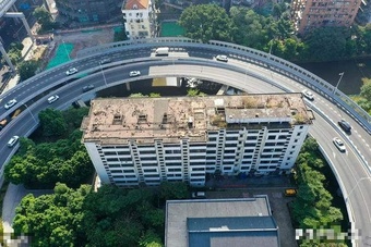 Tòa chung cư bị ''bao vây'' giữa cây cầu vượt ở Trung Quốc