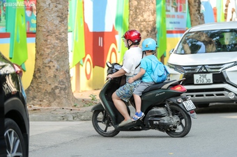 Nguy hiểm rình rập khi cho trẻ nhỏ ngồi trước xe máy
