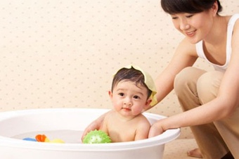 5 loại nước tắm trị rôm sảy cho trẻ trong mùa hè