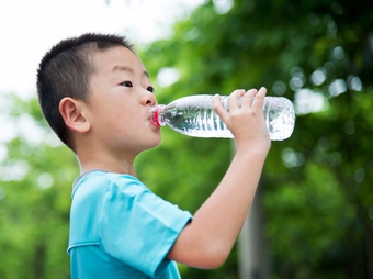 Nắng nóng, trẻ cần uống bao nhiêu nước mỗi ngày?