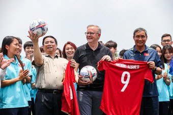 Hai Thủ tướng Việt Nam và Australia thích thú với món quà từ tuyển bóng đá nữ