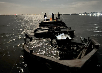 Bắt tàu vỏ thép khai thác cát trái phép khu vực cầu Mỹ Thuận