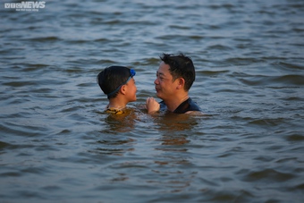 Chiều hè đổ lửa, người dân Hà Nội tìm sông hồ giải nhiệt