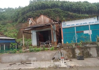 Dông lốc khiến một người mất tích, hàng trăm ngôi nhà bị tốc mái ở Yên Bái