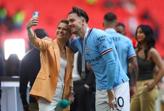Jack Grealish ''selfie'' ăn mừng cùng nữ MC xinh đẹp