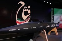 Iran công bố tên lửa đạn đạo siêu vượt âm đầu tiên của nước này