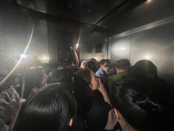 Vụ thang máy tòa nhà cao nhất Hà Nội dừng đột ngột vì mất điện: Cô gái sợ hãi kể lại giây phút mắc kẹt