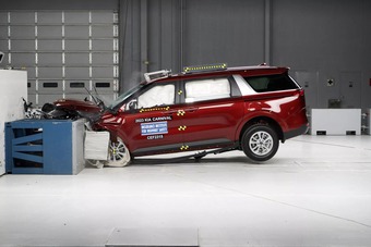 Đâm thử loạt minivan mới thấy nhiều xe thiếu an toàn cho người ngồi sau: Kia Carnival, Toyota Sienna cũng bị réo tên