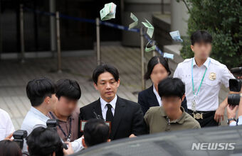 Yoo Ah In bị người dân ném tiền vào người sau buổi thẩm vấn tại tòa vì không có thái độ hối cải
