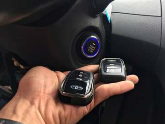 Vì sao chìa khóa thông minh để trong ô tô vẫn bị chốt cửa?