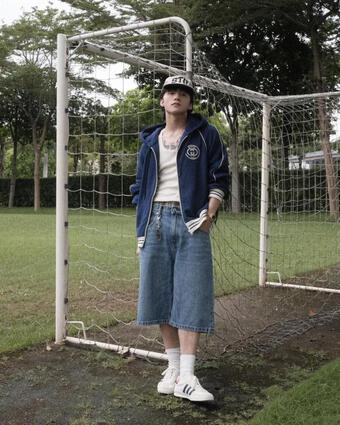 Sơn Tùng khoe style cực ấn tượng khi đi đá bóng, visual điển trai ''đốn gục'' hội chị em