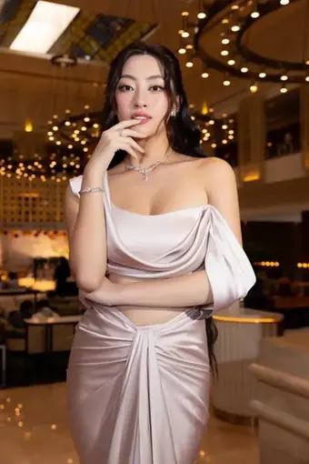 Hoa hậu Thanh Thủy xuất hiện lạ lẫm trên thảm đỏ Liên hoan phim