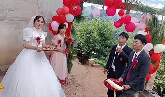 Cô dâu U60 mời tất cả gái chưa chồng trong làng đến đám cưới