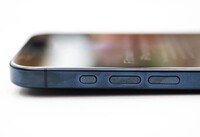 iPhone 15 Pro gặp hiện tượng kỳ lạ: Cứ chạm tay vào là đổi màu sắc - Đang trắng bạc biến thành xanh dương!