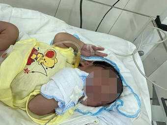Bé trai sơ sinh chưa được cắt dây rốn bị bỏ rơi tại bệnh viện