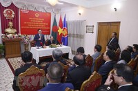 Chủ tịch Quốc hội Vương Đình Huệ gặp cộng đồng người Việt ở Bangladesh