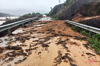 Mưa lớn, nhiều tuyến đường ở miền núi Hà Tĩnh sạt lở, ngập úng