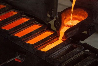 Tại sao khi kim loại nóng chảy, nồi nấu kim loại vẫn giữ được sự ổn định như ban đầu?