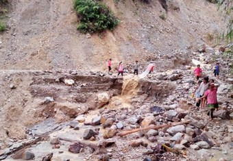 Yên Bái: Mưa lớn khiến 1 cháu bé bị thương, hơn 100m3 đất đá sạt lở