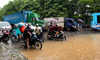 Giao thông Hà Nội hỗn loạn trong mưa lớn