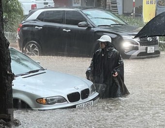 Hà Nội: Mưa lớn gây ngập úng một số tuyến đường, nhiều xe chết máy
