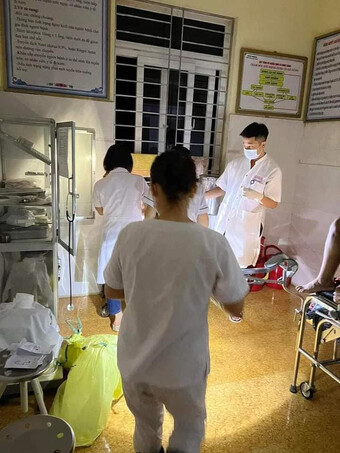 Sản phụ ở Nghệ An hạ sinh bé trai giữa tâm lụt, bác sĩ đặt cho cái tên hóm hỉnh