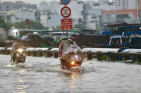 Nam Bộ chật vật vì triều cường và mưa dông, Biển Đông sắp đón bão